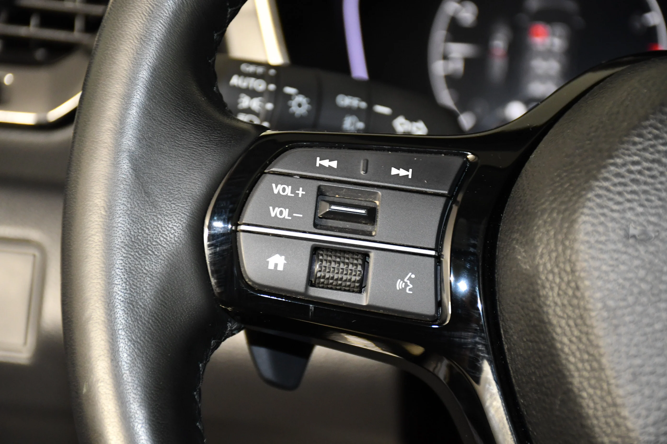 Certified Used 2025 Sonic Gray Pearl Honda Touring image 20