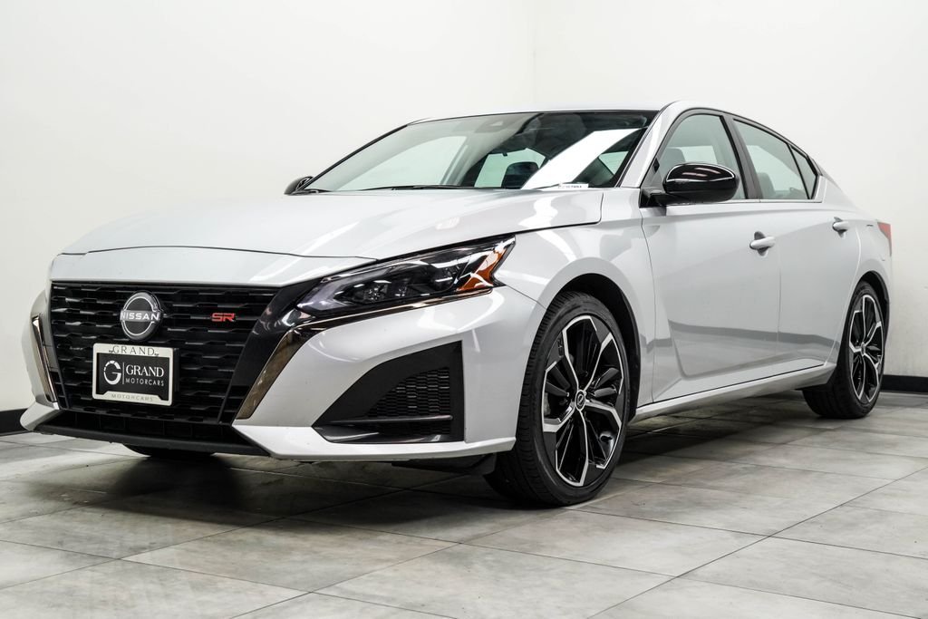 Used 2024 Silver Nissan 2.5 SR image 7