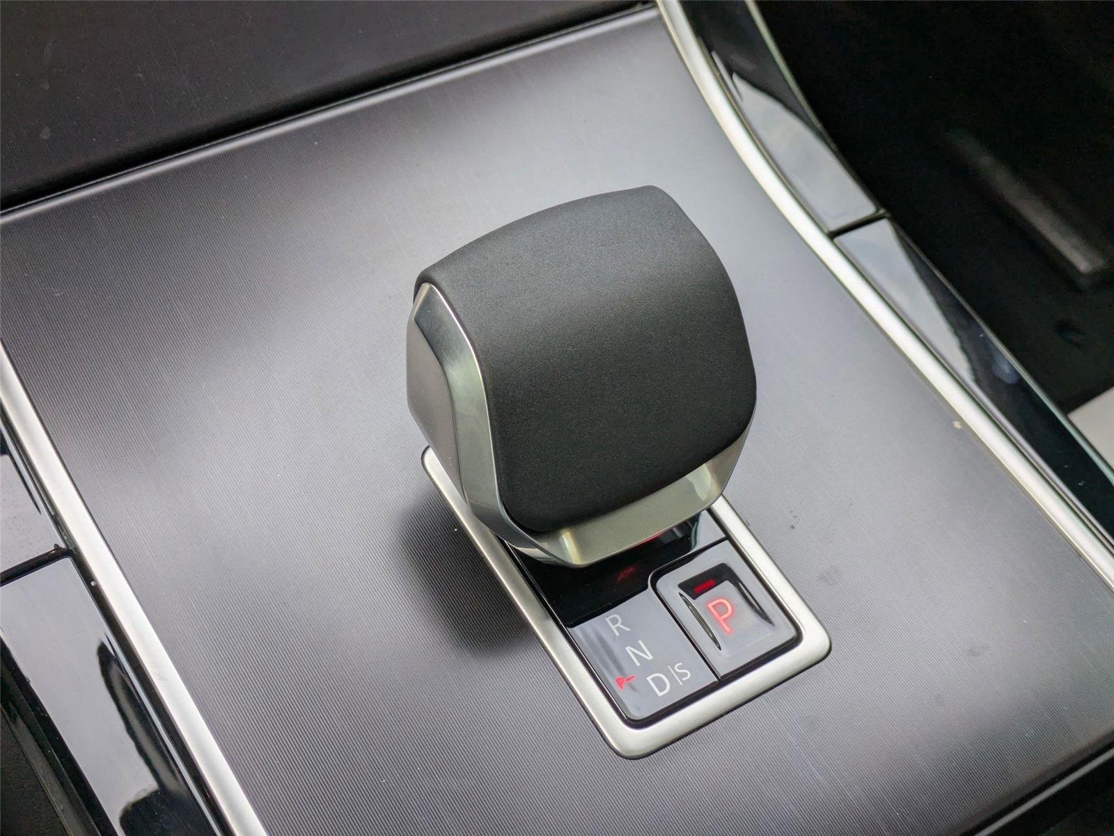 Used 2026 Carpathian Grey Premium Metallic Land Rover Dynamic SE image 23