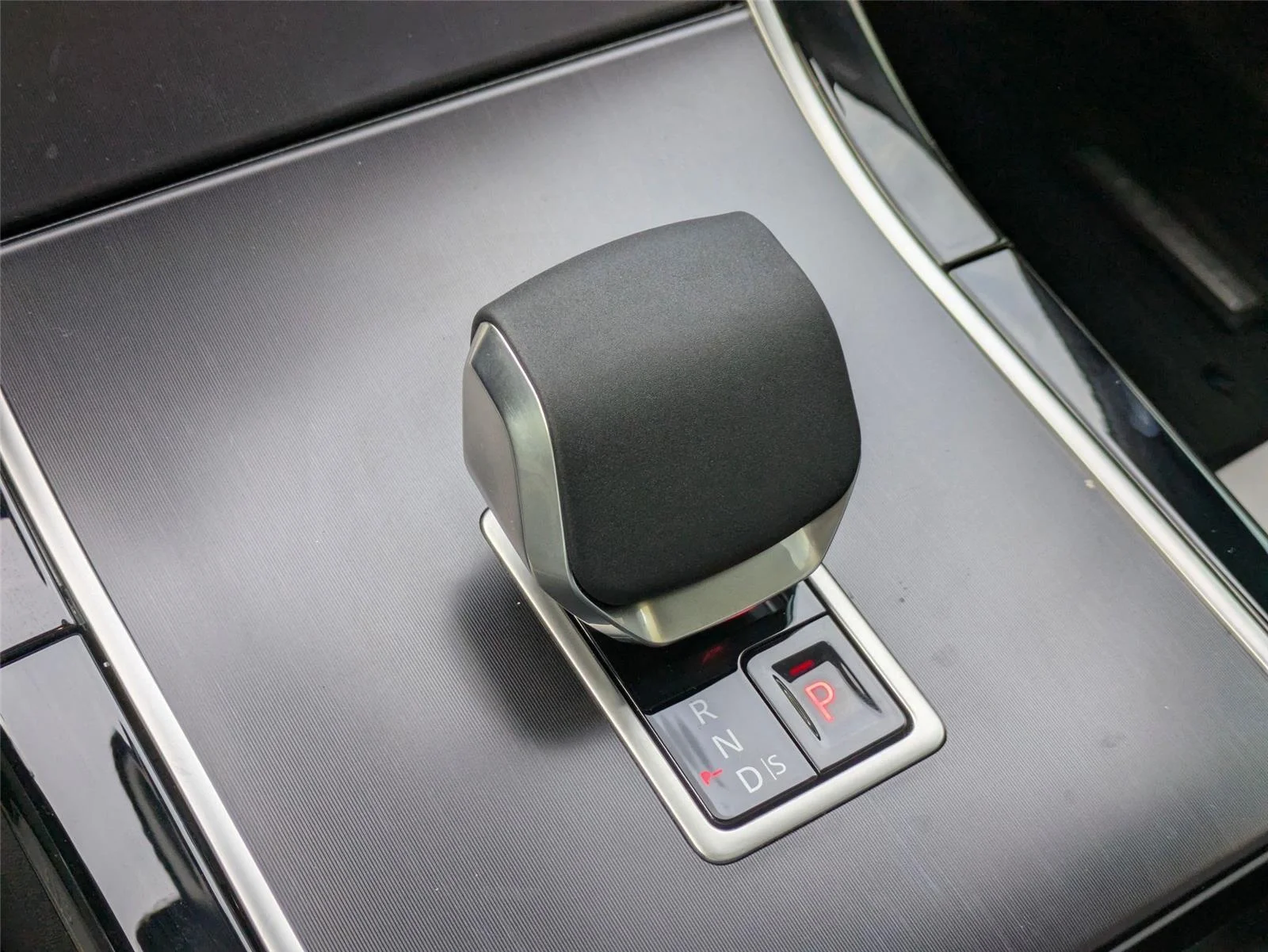 Used 2026 Carpathian Grey Premium Metallic Land Rover Dynamic SE image 23
