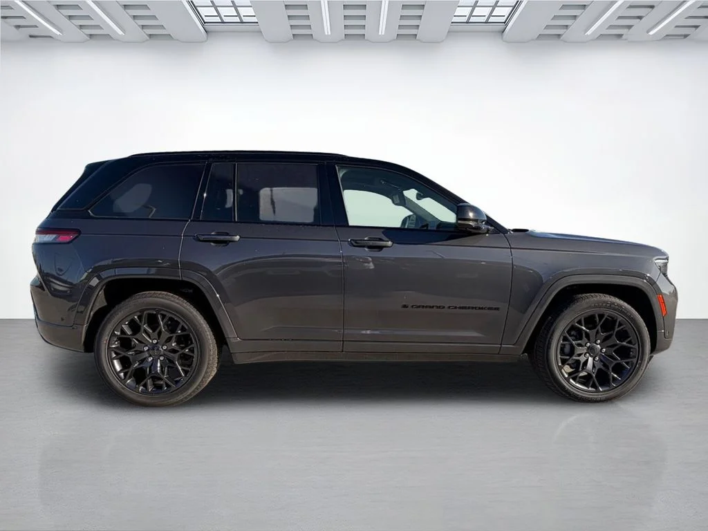 New 2025 Baltic Gray Metallic Clear-Coat Exterior Paint Jeep Summit Reserve image 4