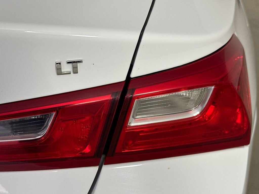 Used 2024 Summit White Chevrolet LT image 32