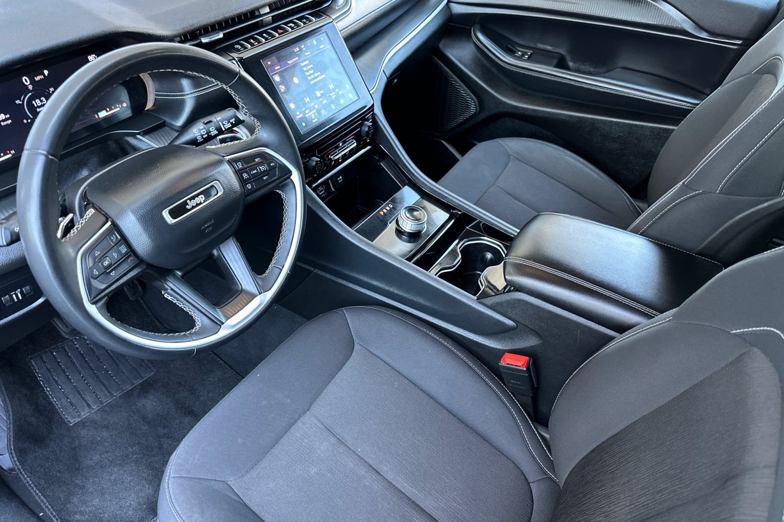 Used 2023 Silver Jeep Laredo image 9