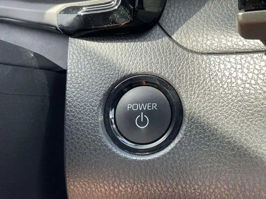 2025 Toyota Camry LE - Photo 27