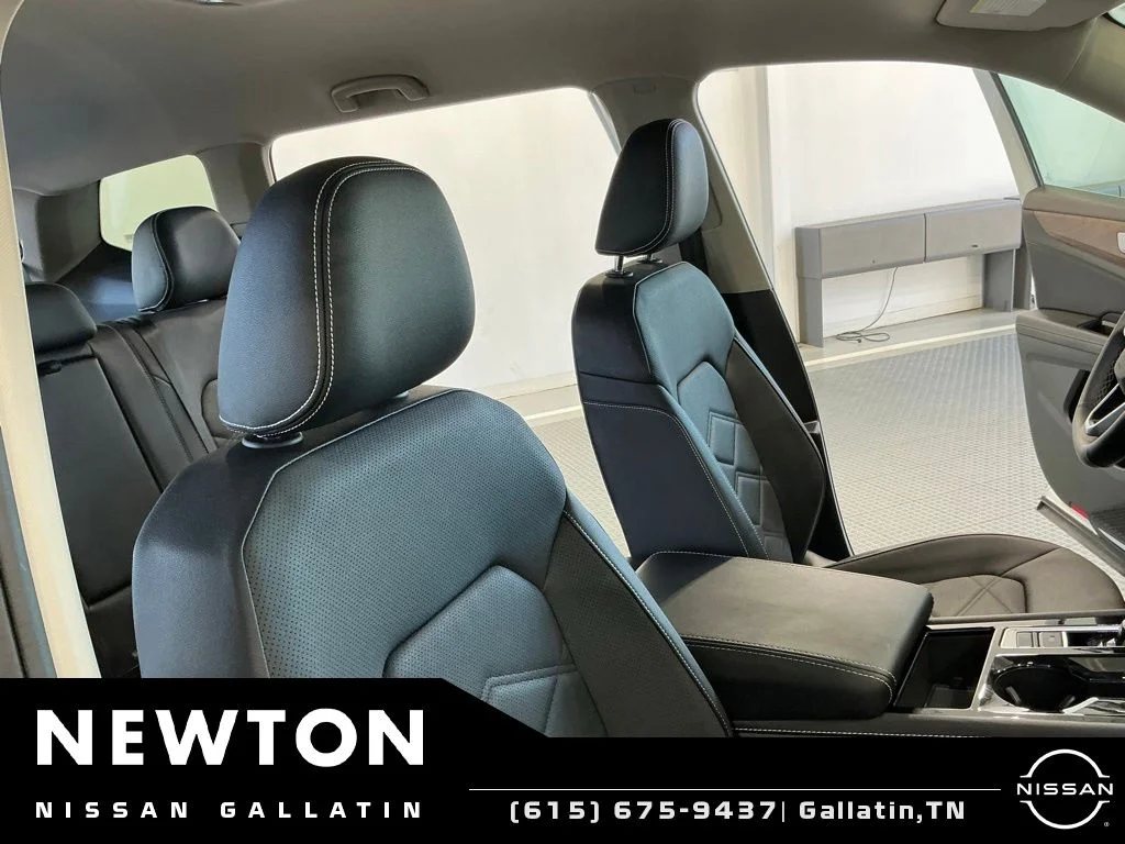 Used 2025 White Volkswagen 2.0T SE w/Technology image 14