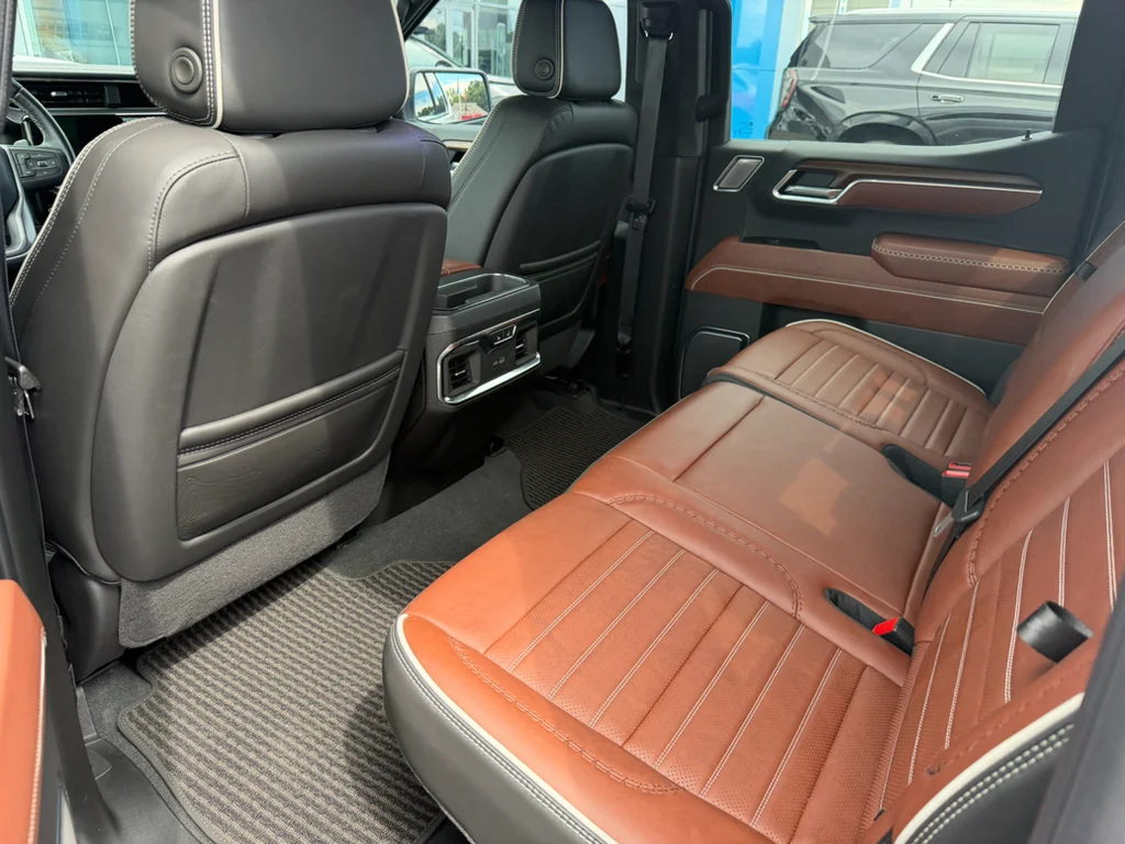 Used 2025 White Frost Tricoat GMC Denali Ultimate image 4