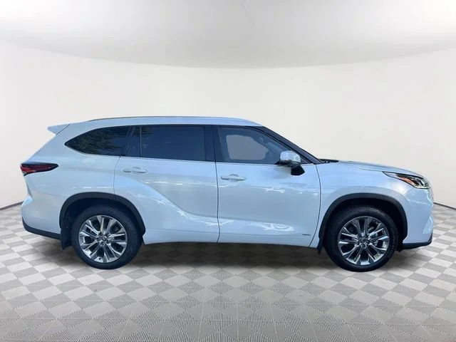 Used 2024 Off-white Toyota Limited image 4