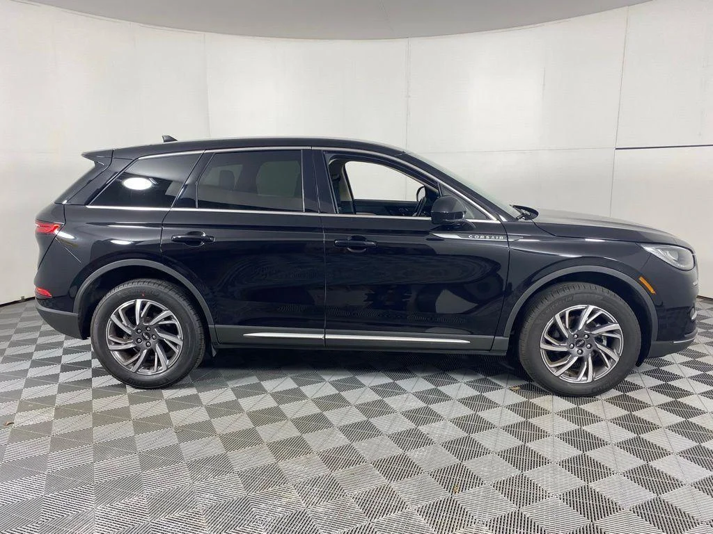 Used 2025 Infinite Black Metallic Lincoln Premiere image 11