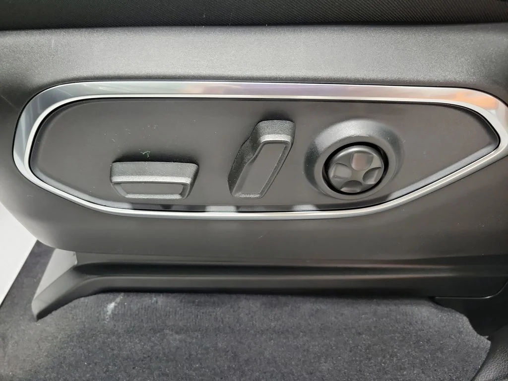 New 2026 Bright White Clear-Coat Exterior Paint Jeep Limited Altitude image 11