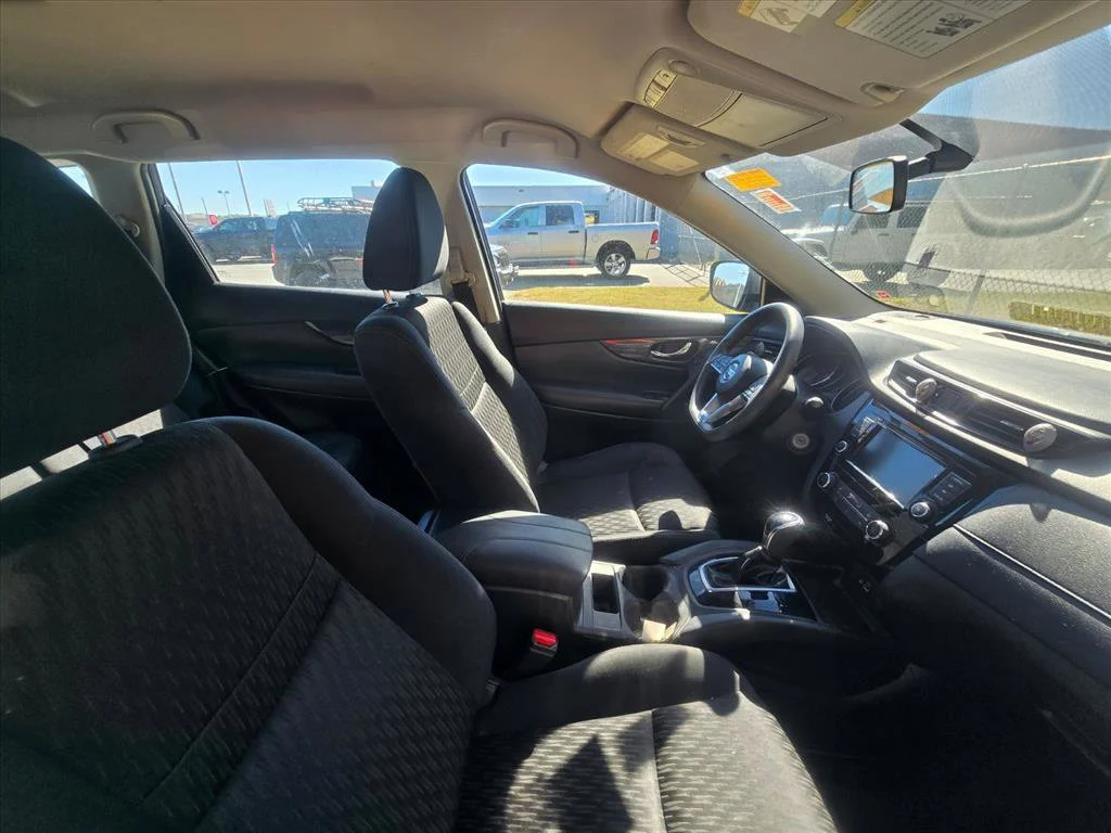 Used 2018 Blue Nissan S image 9
