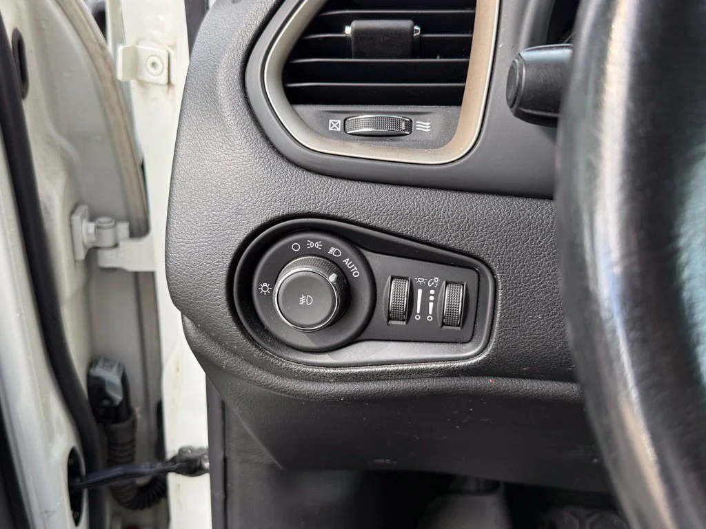 Used 2017 Alpine White Jeep Latitude image 14