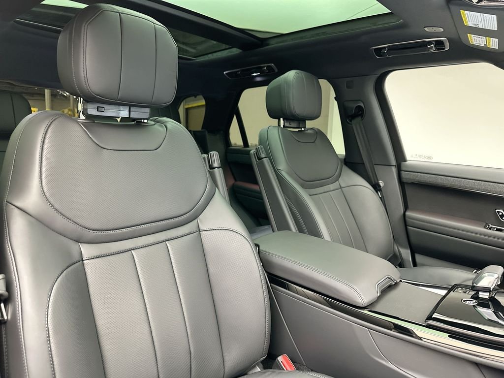 Used 2025  Land Rover SE image 4