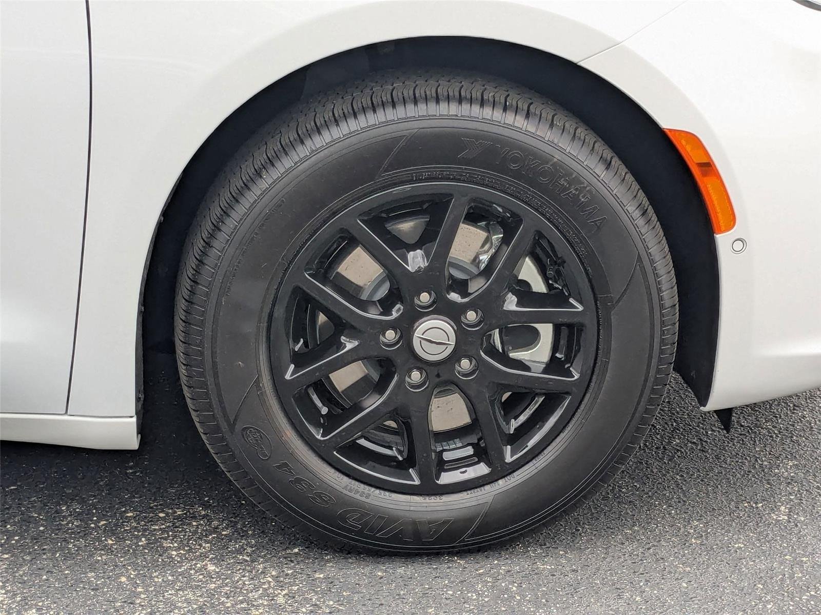 New 2026 Bright White Clear-Coat Exterior Paint Chrysler Select image 10