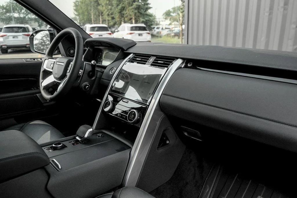 Certified Used 2025 Fuji White Land Rover S image 22