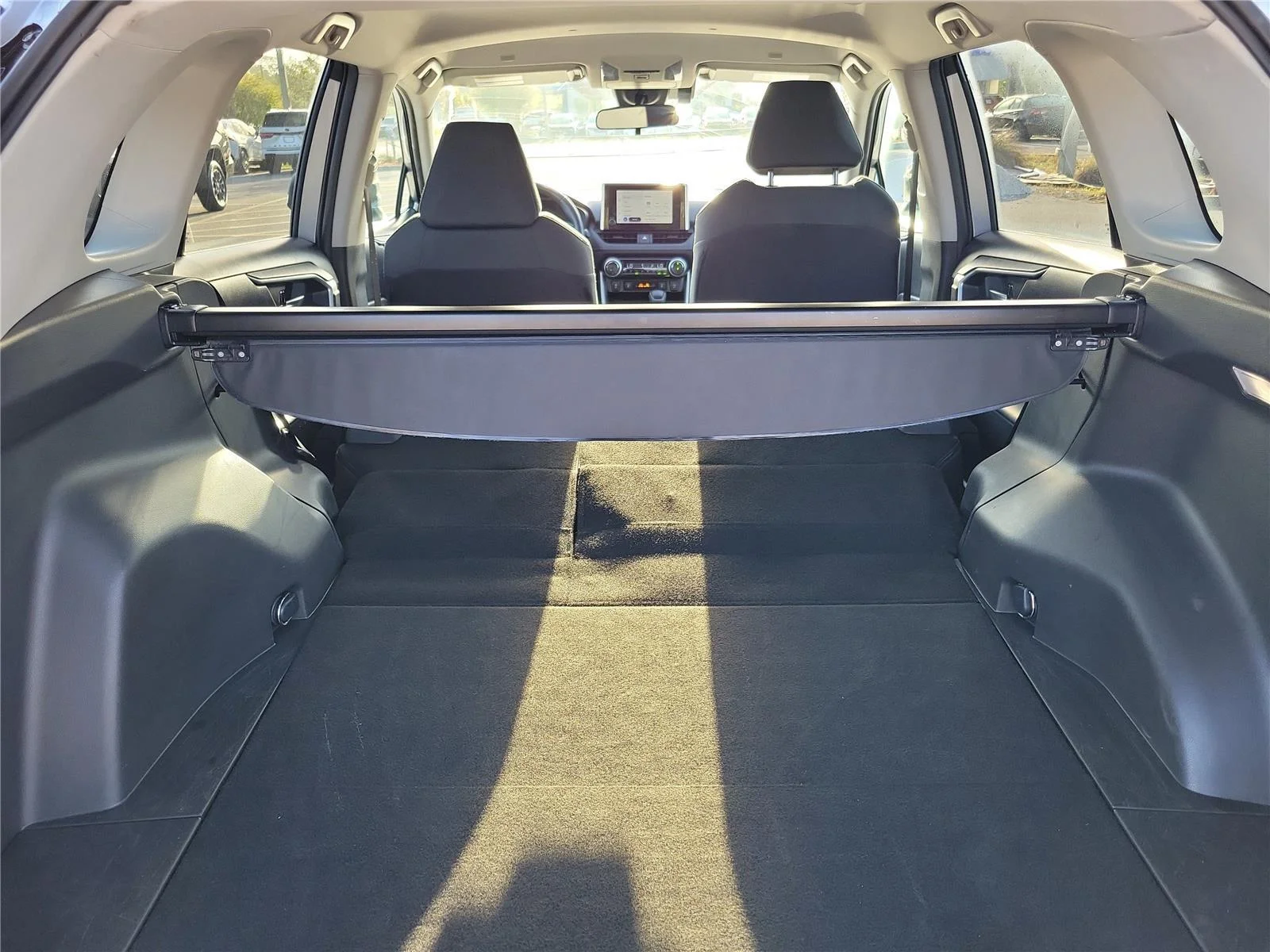 2025 Toyota RAV4 XLE - Photo 9