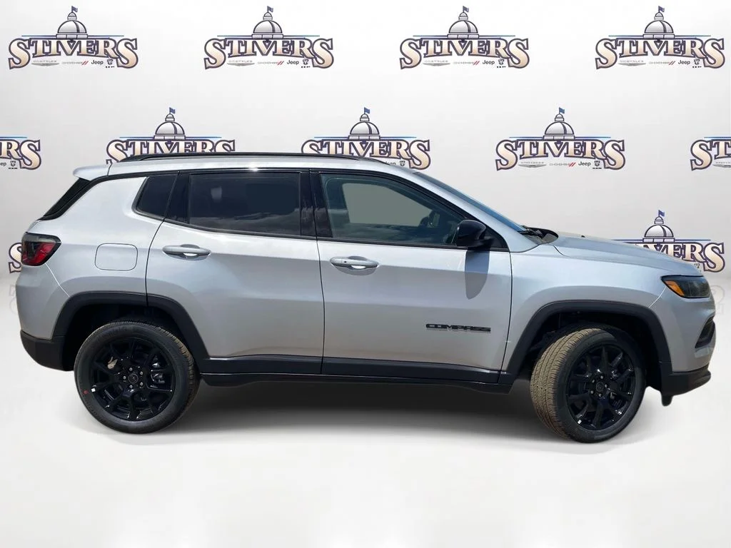 New 2026 Silver Zynith Metallic Clearcoat Jeep Latitude Altitude image 7