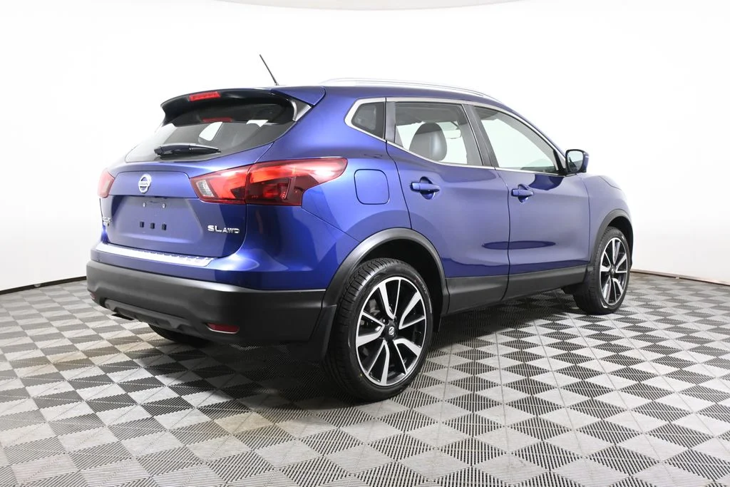 Used 2017 Blue Nissan SL image 7