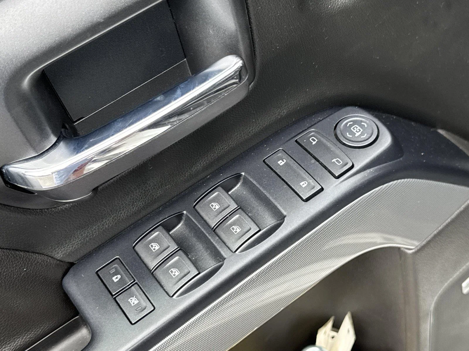Used 2018 SUMMIT WHITE Chevrolet LT image 17