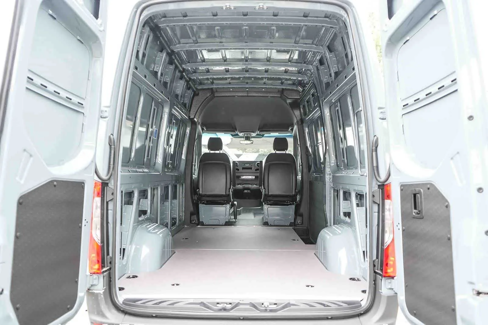 New 2026 Blue Gray Mercedes-Benz Cargo 144WB High Roof RWD 2.0L I4 Diesel Turbo SO image 31