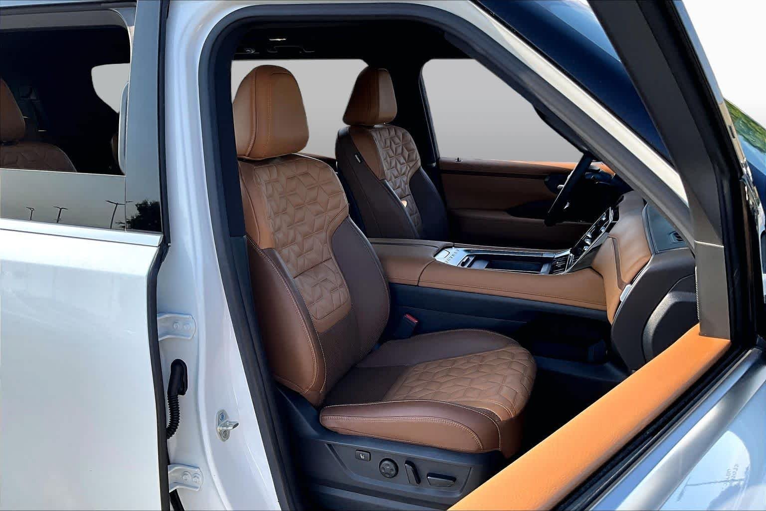Used 2025 Everest White Pearl Tricoat Nissan Platinum Reserve image 8