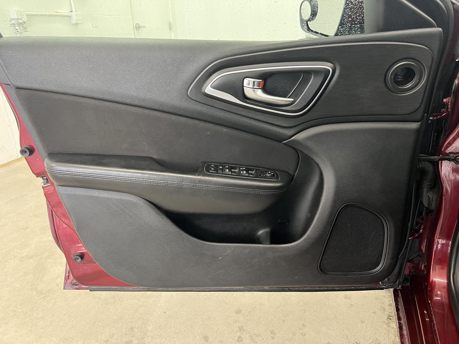 Used 2015 Velvet Red Pearlcoat Chrysler Limited image 11
