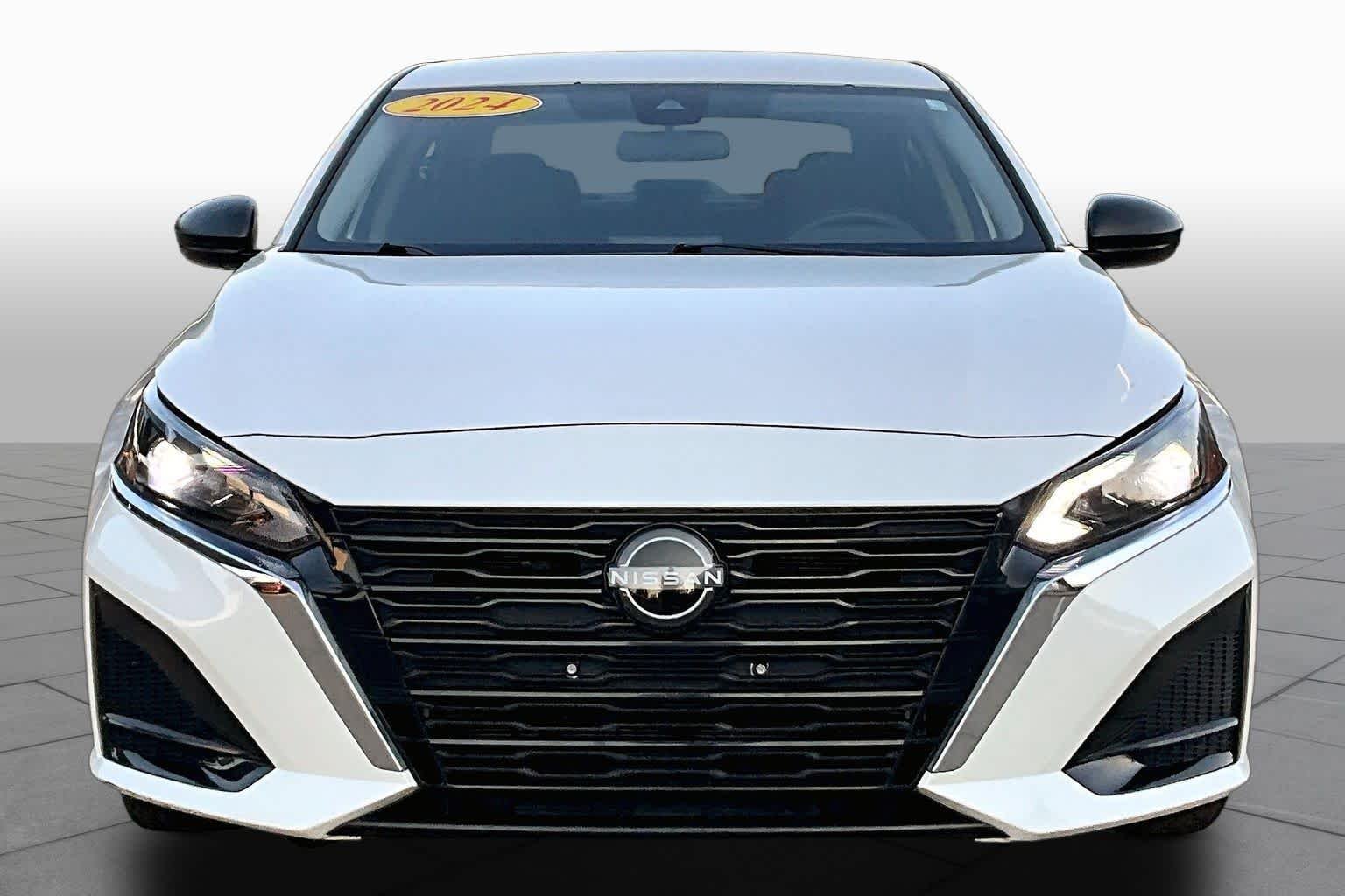 Used 2024 Pearl White Tricoat Nissan 2.5 SV image 4