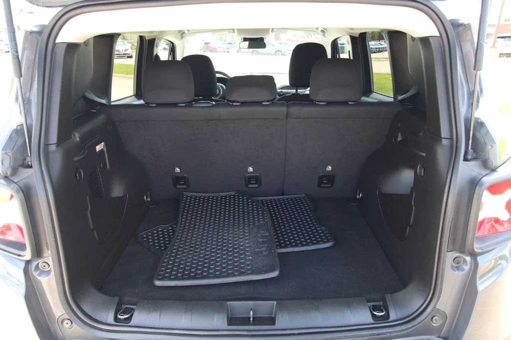 Used 2023 Gray Jeep Latitude image 13