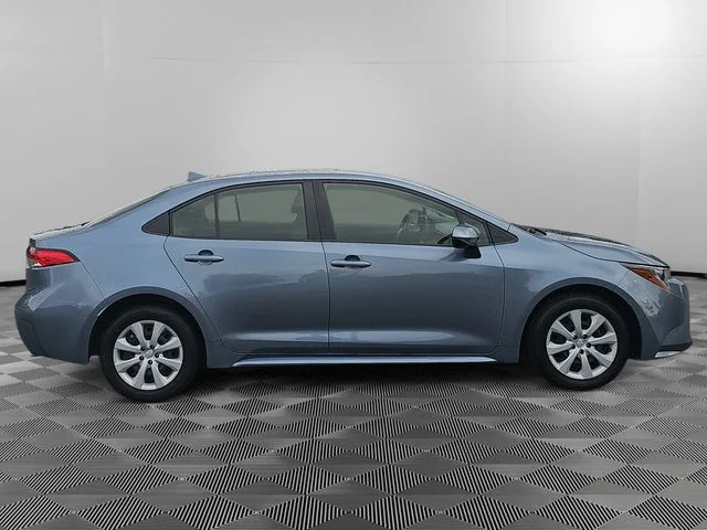 Used 2022  Toyota LE image 5