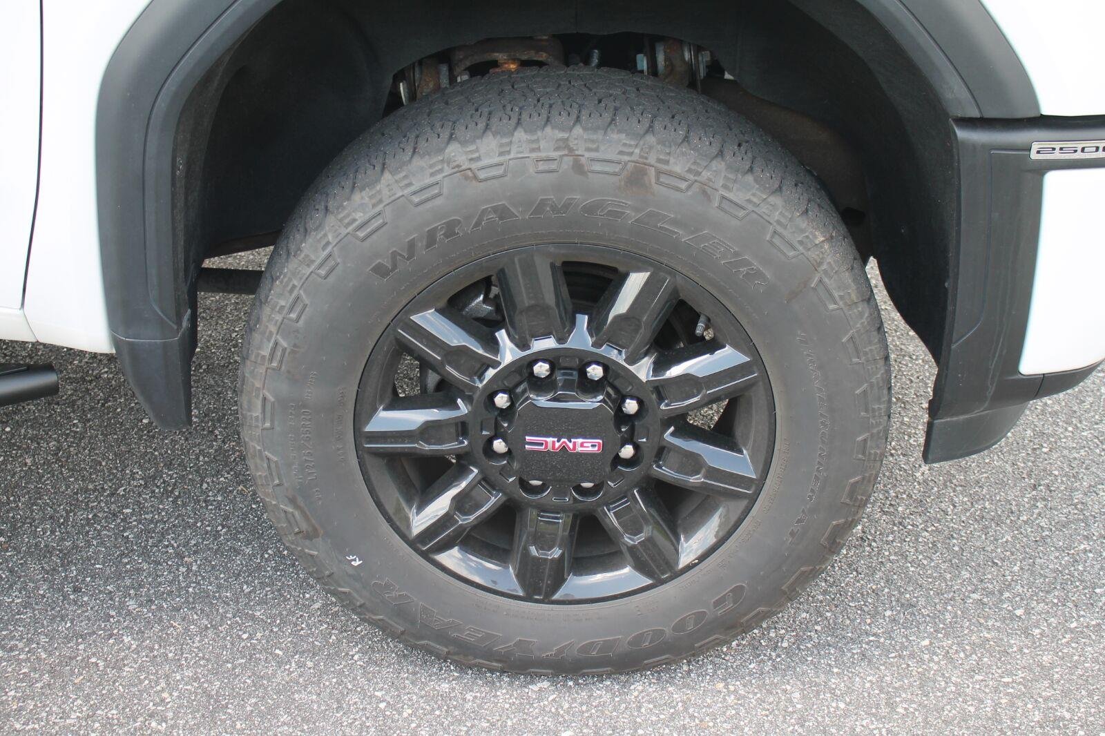 Used 2024 Summit White GMC AT4 image 34