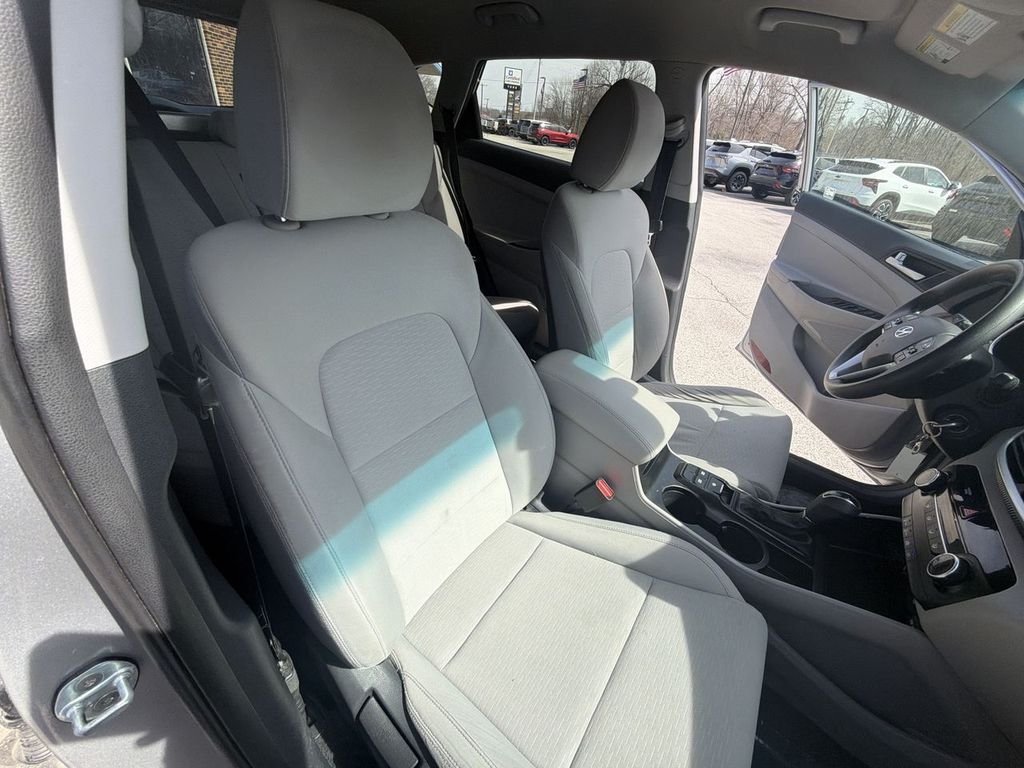 Used 2020 Silver Hyundai SE image 27