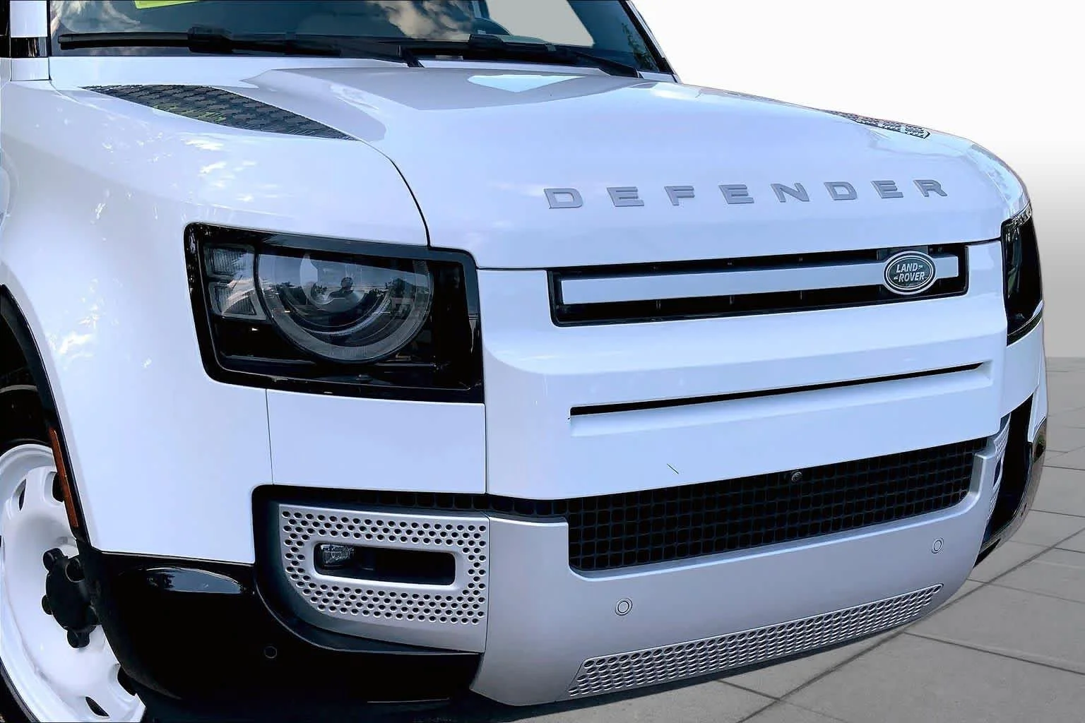 Used 2024 Fuji White Land Rover S image 28