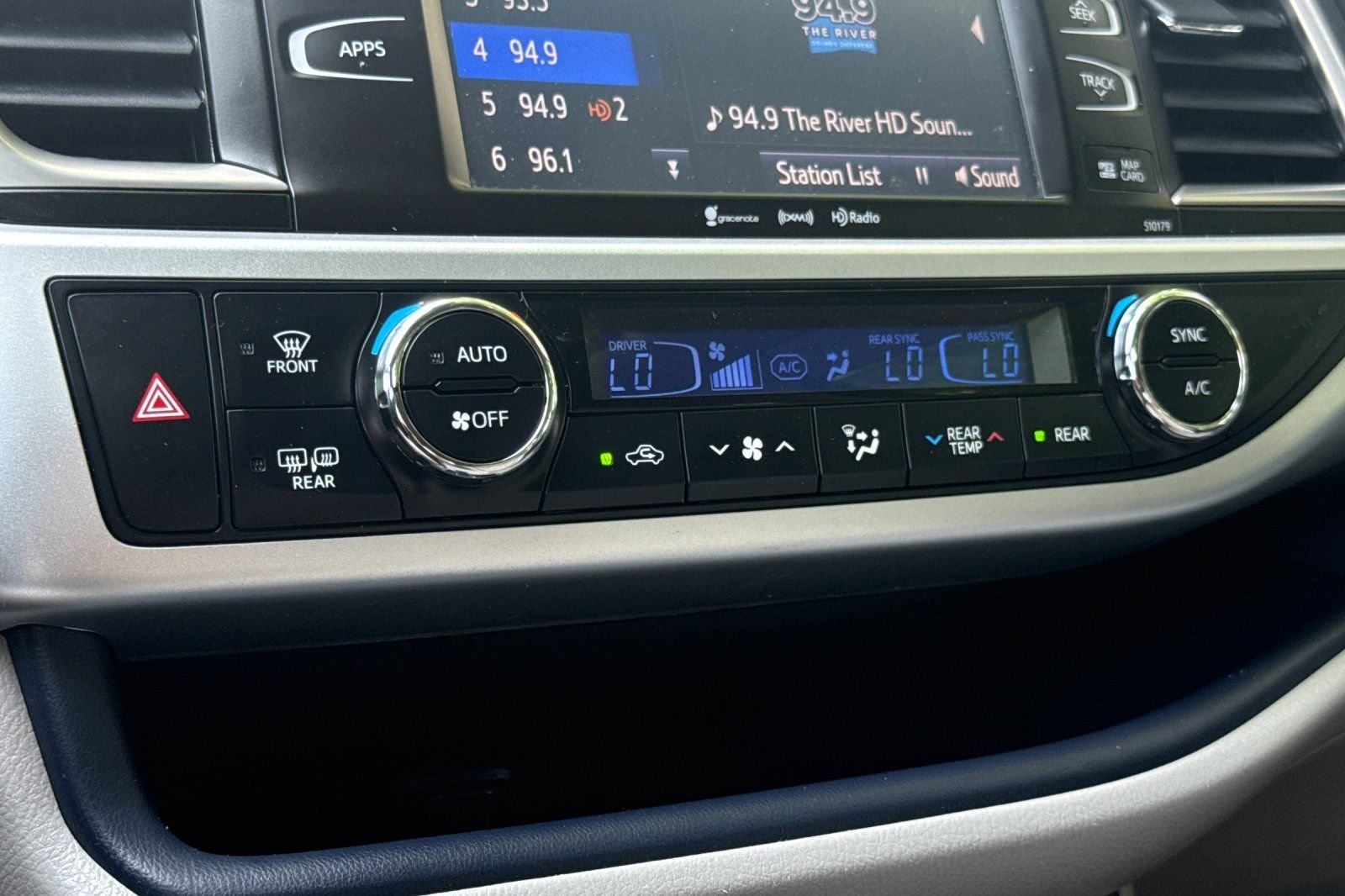 Used 2018 White Toyota XLE image 21