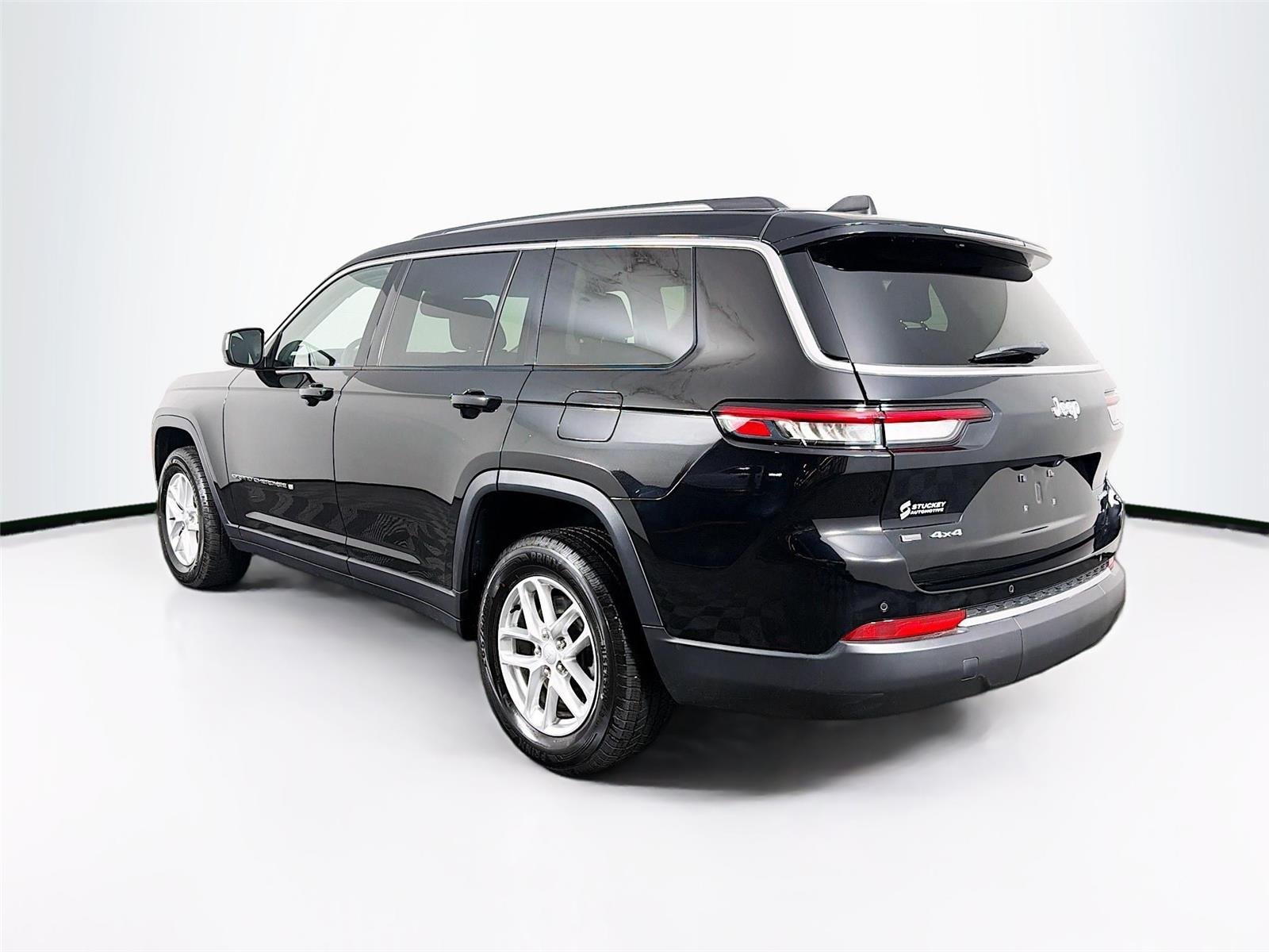 Used 2023  Jeep Laredo image 9