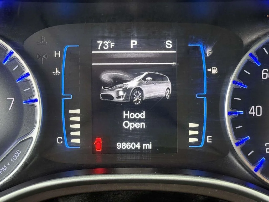 Used 2017 Red Chrysler Touring L image 28