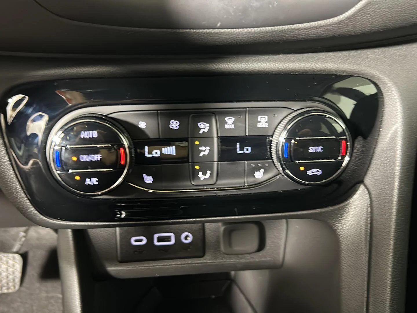 Used 2023 Summit White Buick Select image 19