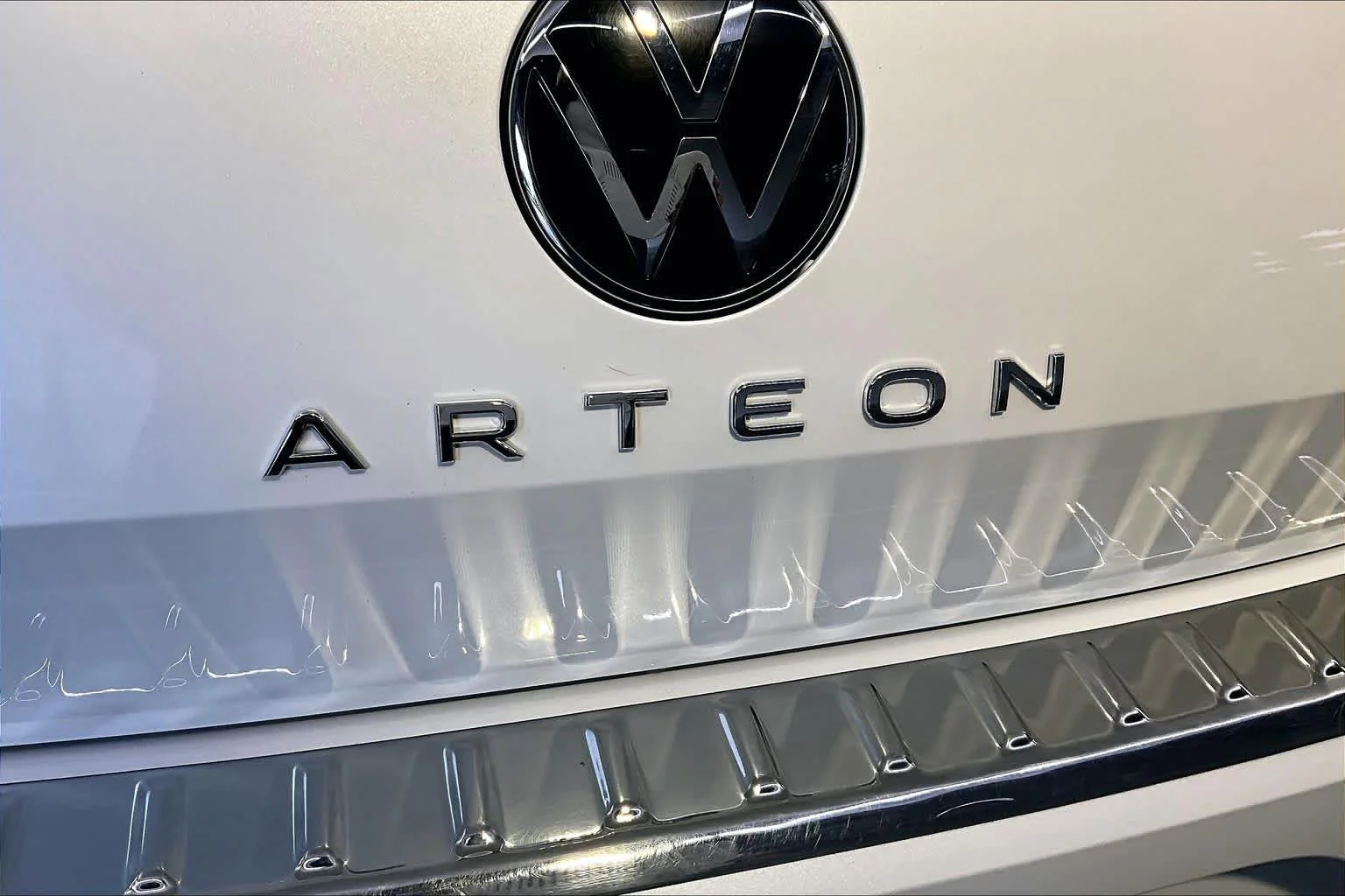 Used 2022 Oryx White Pearl Volkswagen SEL R-Line image 10