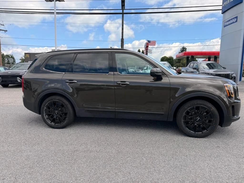 Used 2022 Green Kia EX image 14