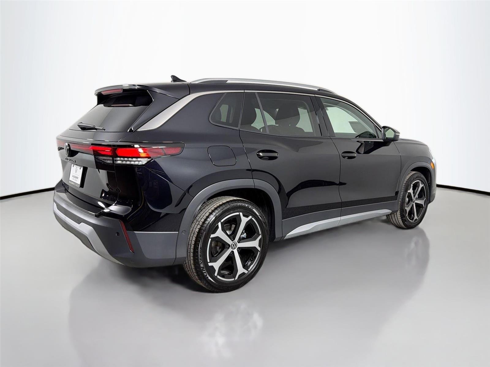 New 2026 Deep Black Pearl Volkswagen SE image 5