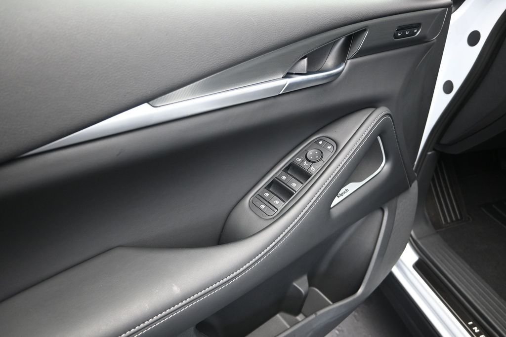 New 2027 2T RAD WHT INFINITI Sport AWD image 11