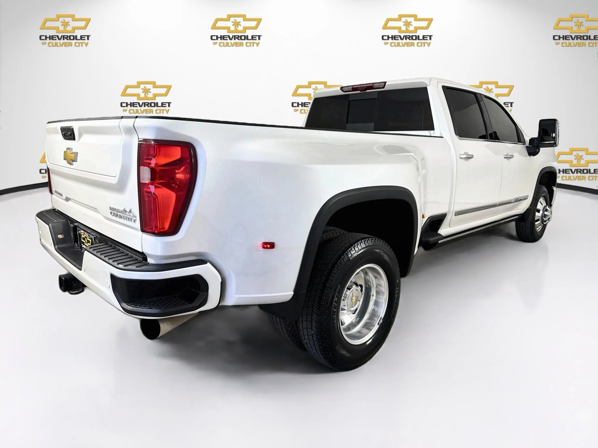 Used 2025 Iridescent Pearl Tricoat Chevrolet High Country DRW image 8