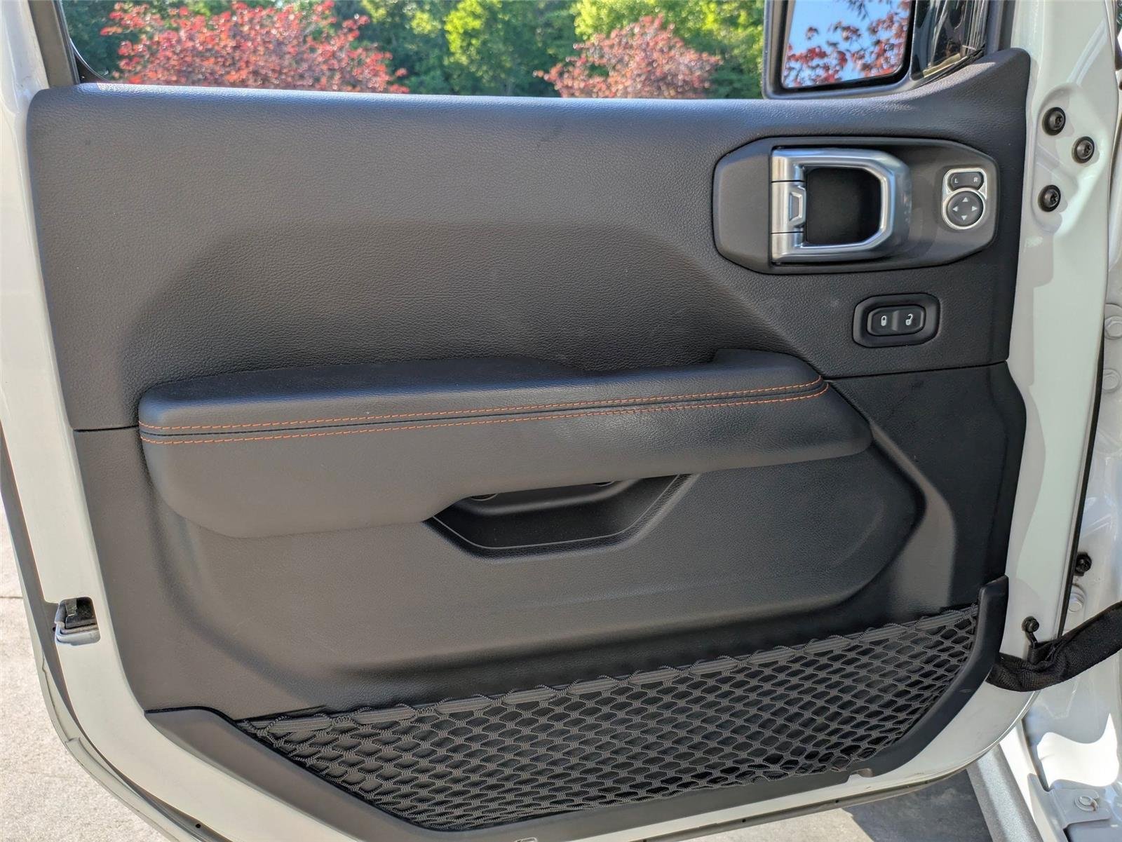 Used 2021 Bright White Clearcoat Jeep Mojave image 11