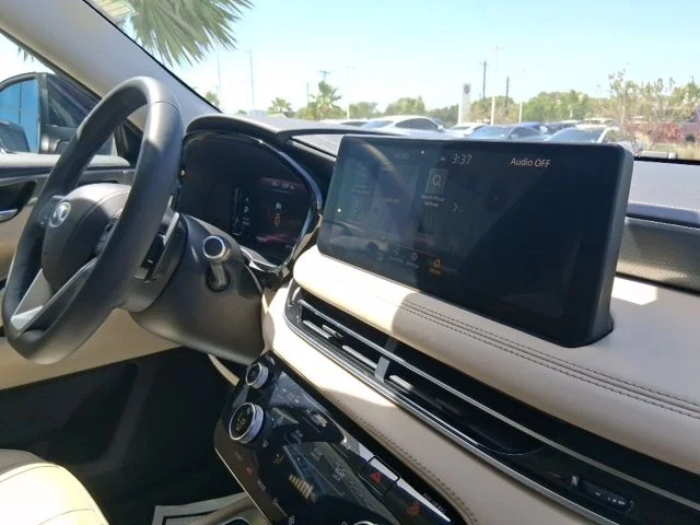 Used 2024 Red INFINITI LUXE image 11