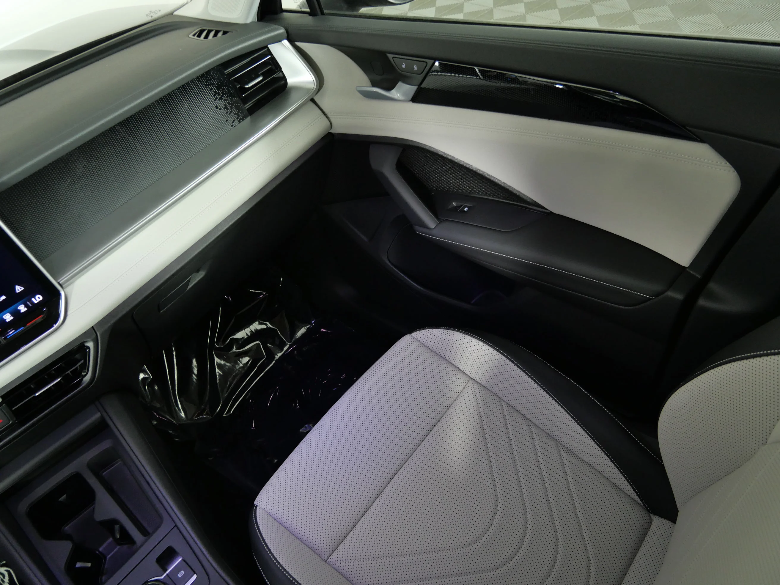 New 2026 Deep Black Pearl Volkswagen SE image 11
