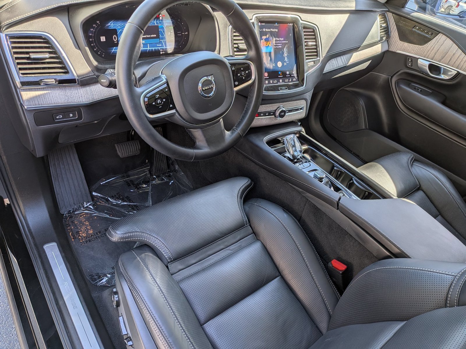 Used 2024 Onyx Black Metallic Volvo Ultimate Bright Theme image 10