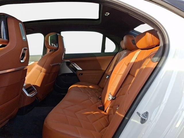 2026 BMW 7 Series 750e - Photo 9