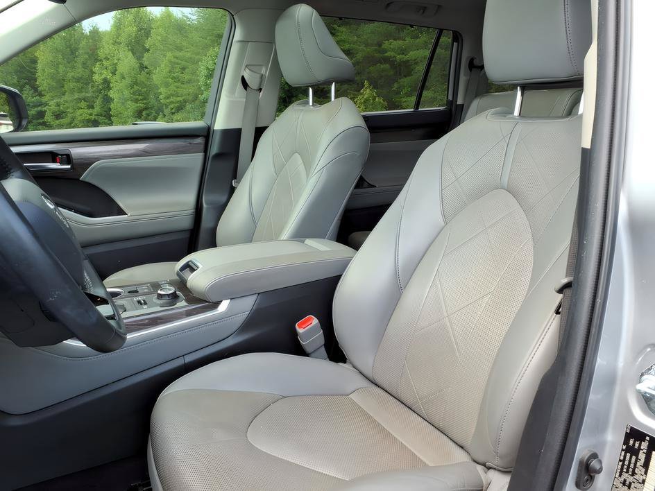 Used 2022 Celestial Silver Metallic Toyota Platinum image 17