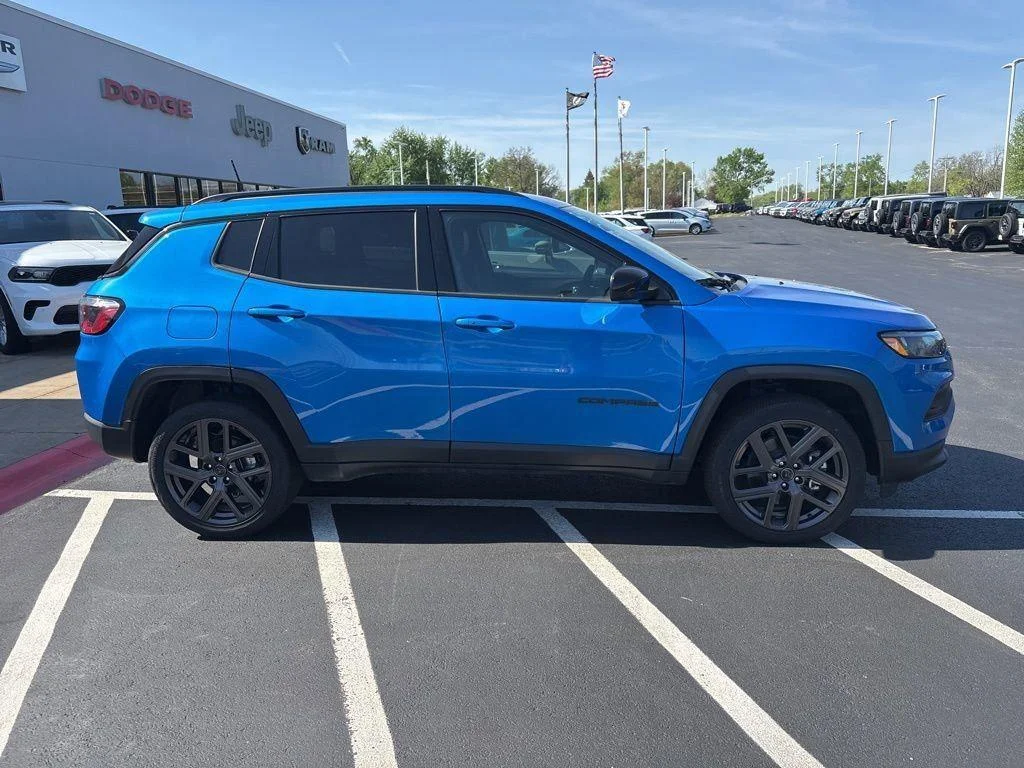 New 2026 Hydro Blue Pearlcoat Jeep Latitude Altitude image 5