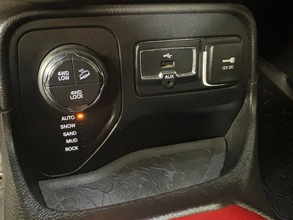 Used 2016 Black Jeep Trailhawk image 32