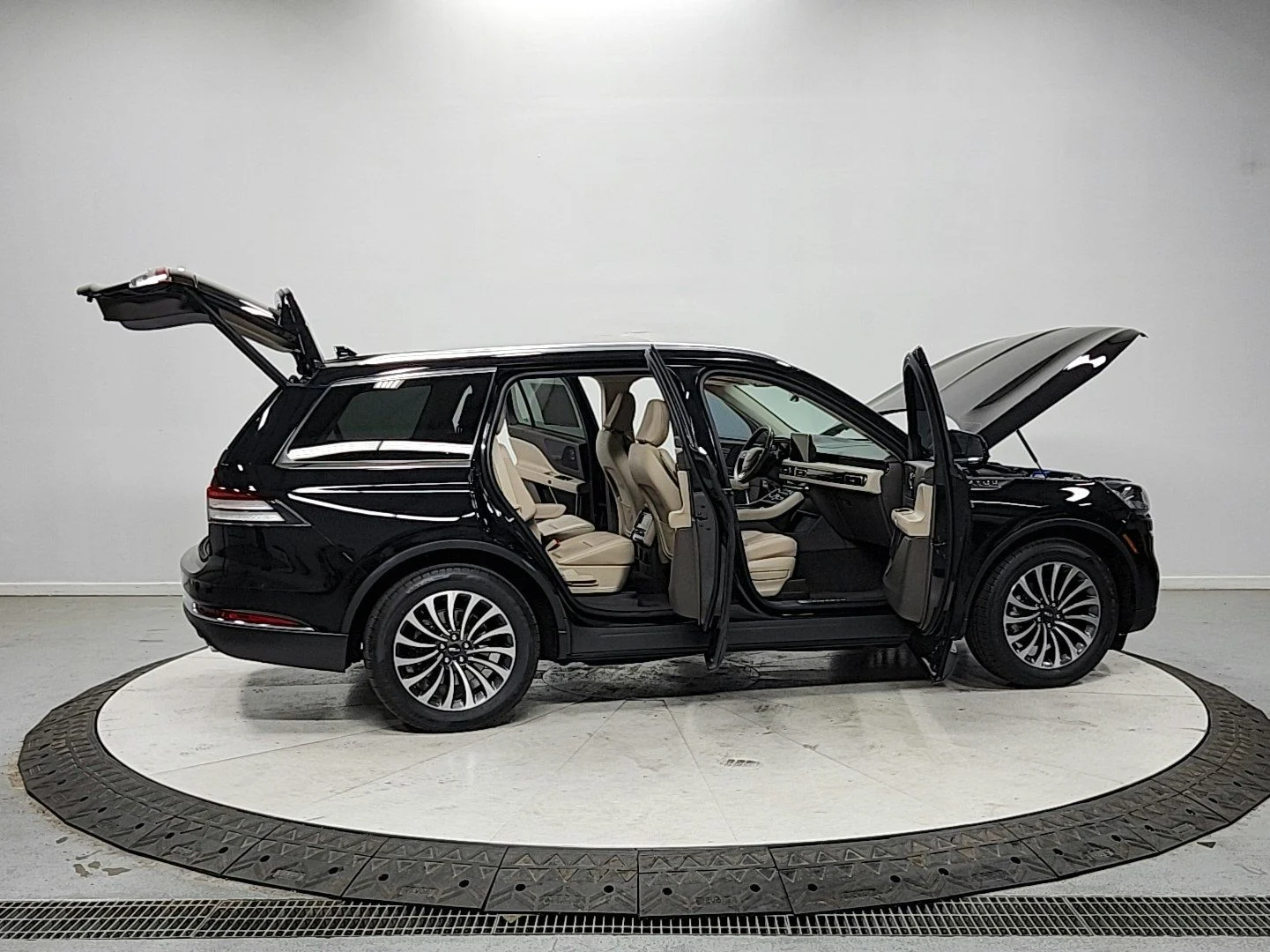 Used 2023 Black Metallic Lincoln Reserve image 16