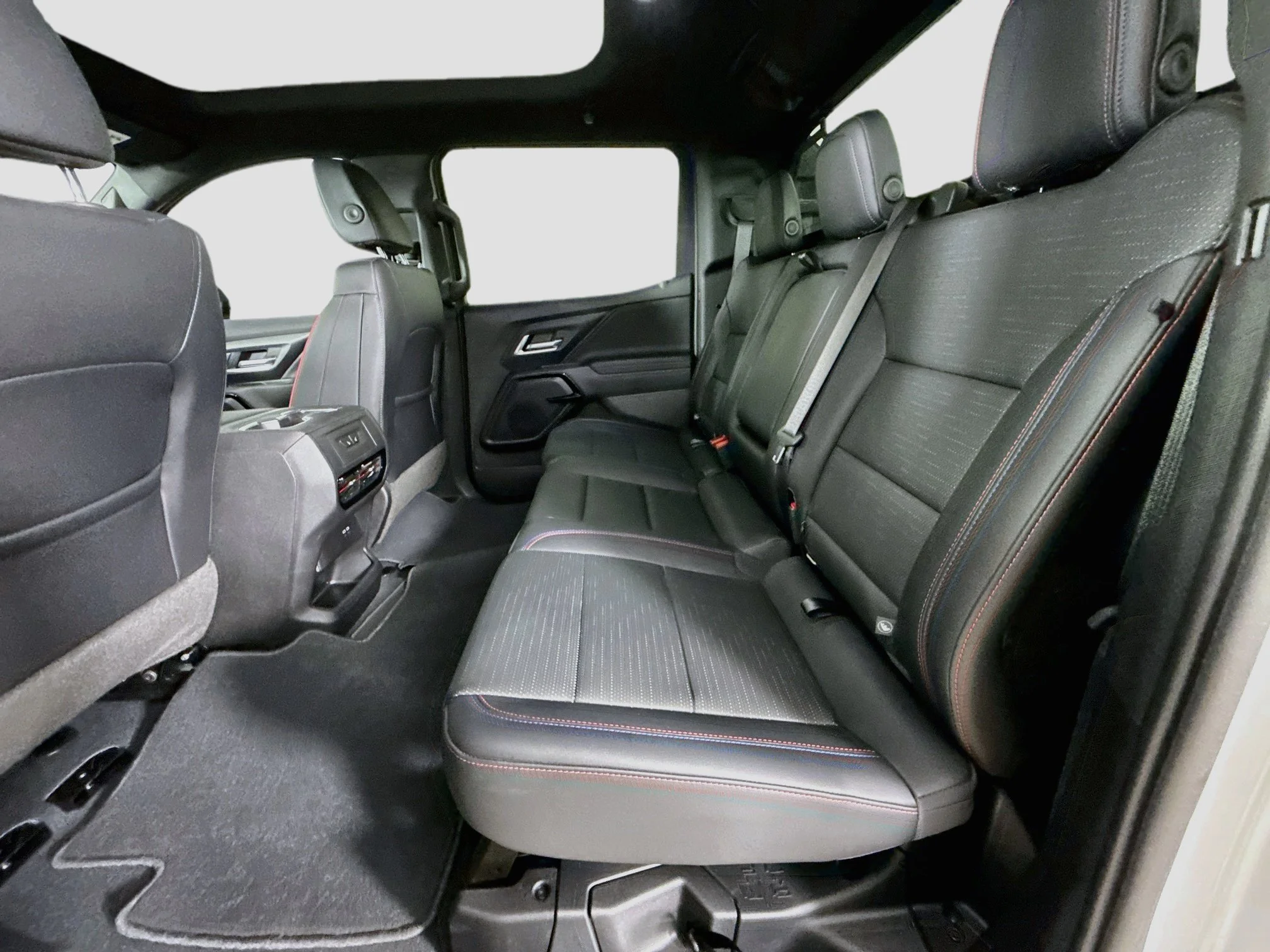 Used 2025 Summit White Chevrolet RST - Extended Range image 27